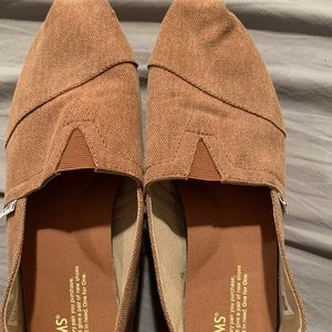 Men’s 8/Women’s 9.5 Red TOMS